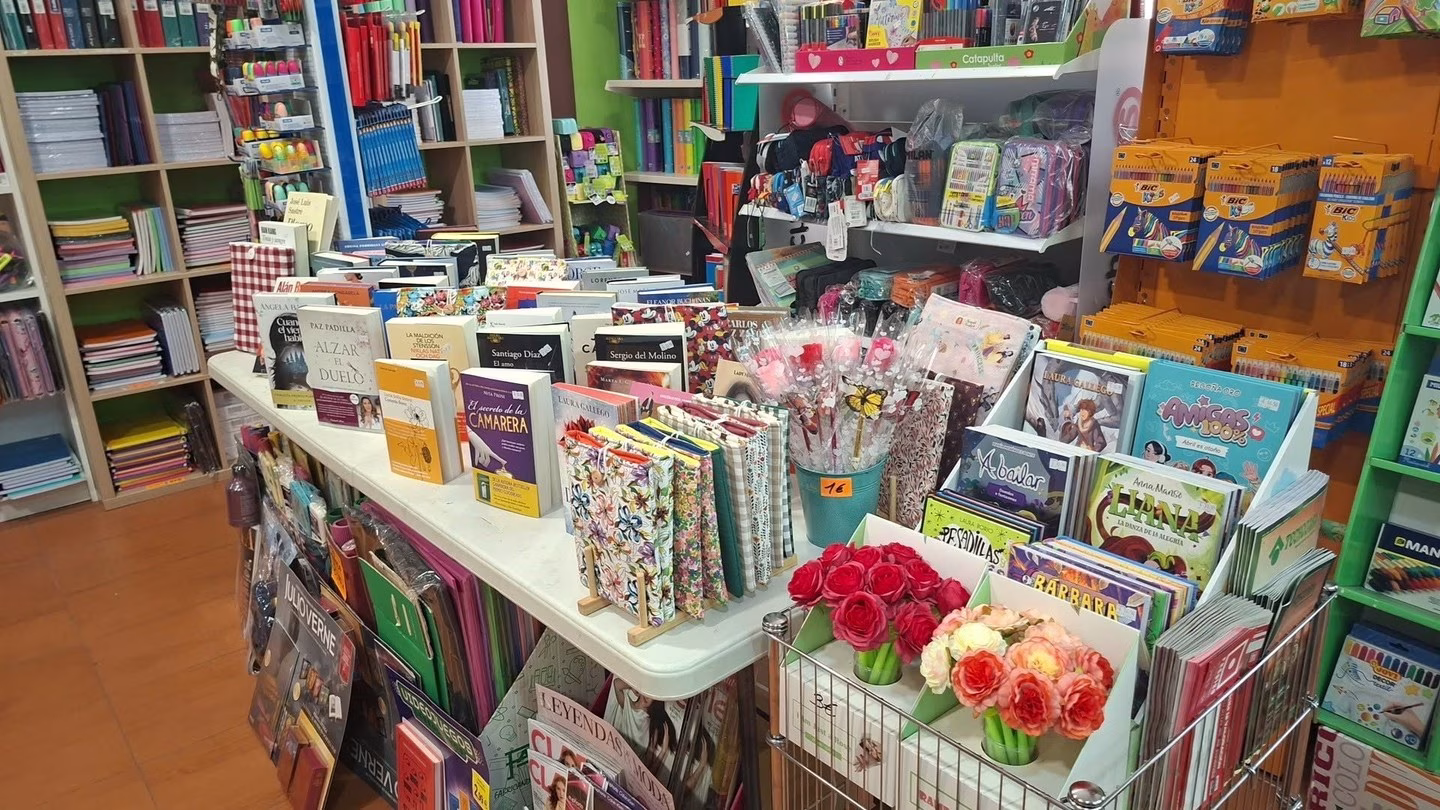 Regalo de marcapáginas por el Día del Libro en Alovera