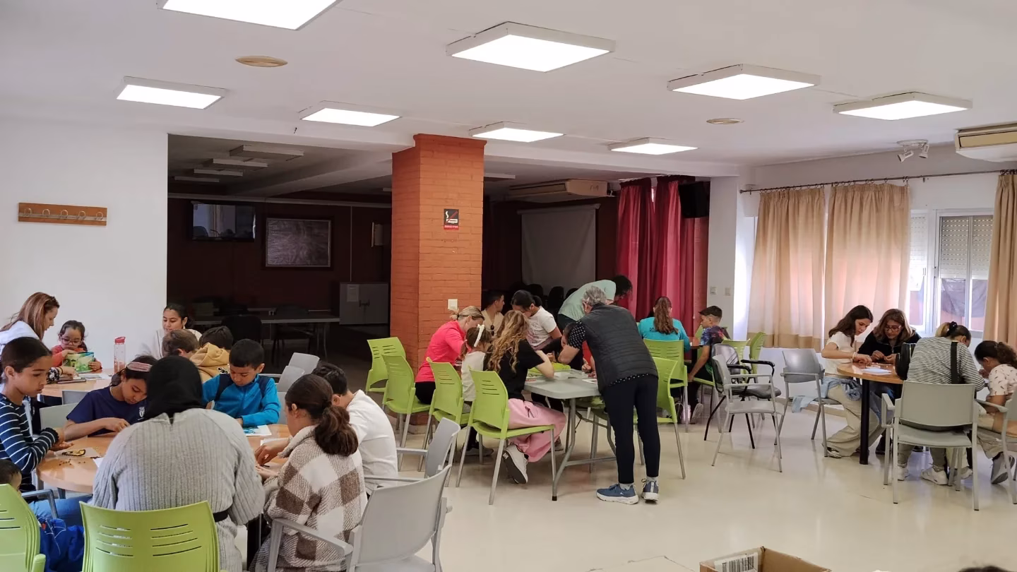 Juegos de mesa, juegos tradicionales, jenga, bolos, taller de Hamma Beads y gincana en Los Montesinos