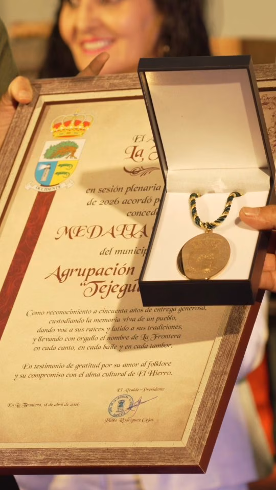 Entrega de la Medalla de Oro a la Agrupación Folklórica Tejeguate en Frontera