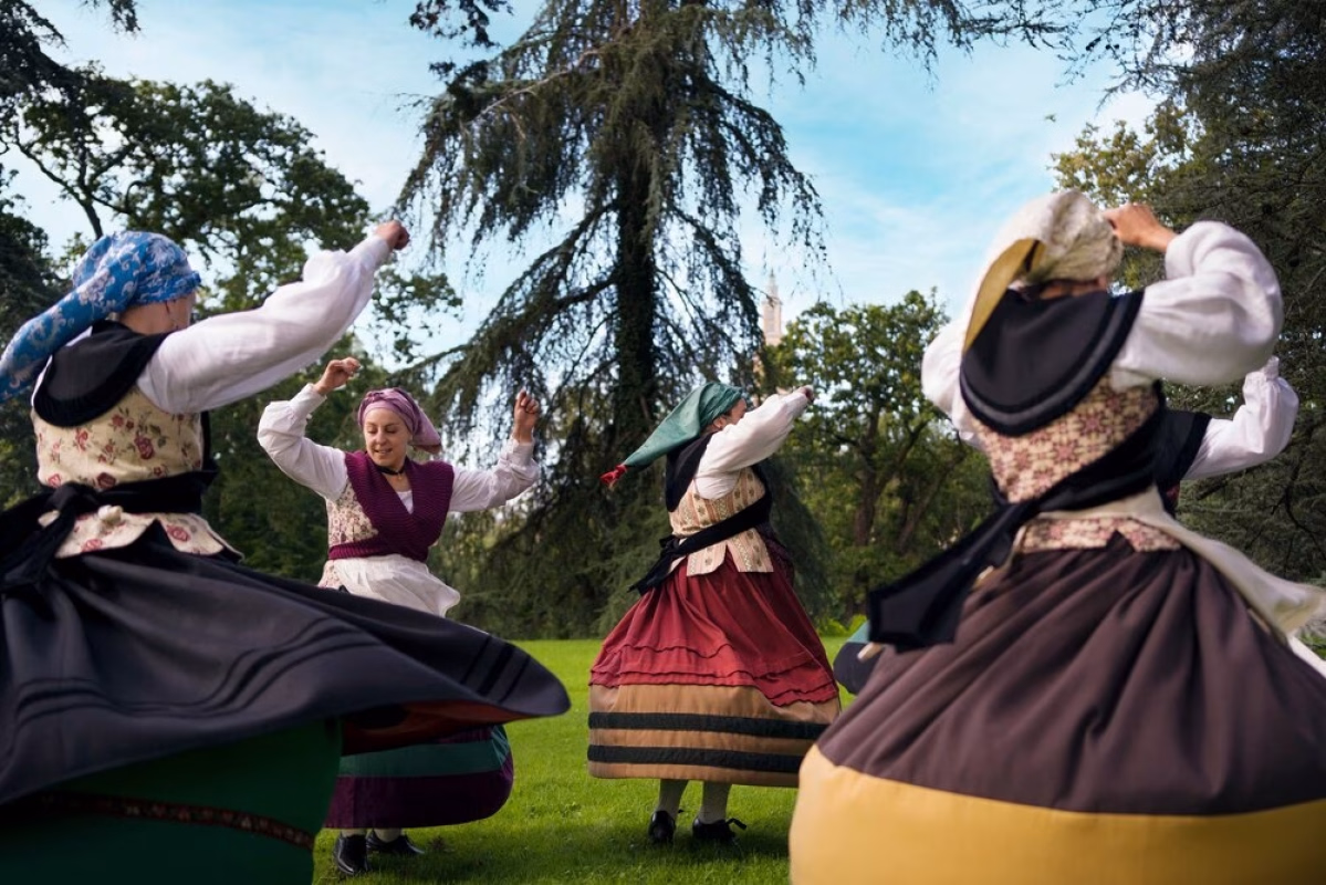 Actuación de Asoc. de baile y danza tradicional Filandón en Oviedo