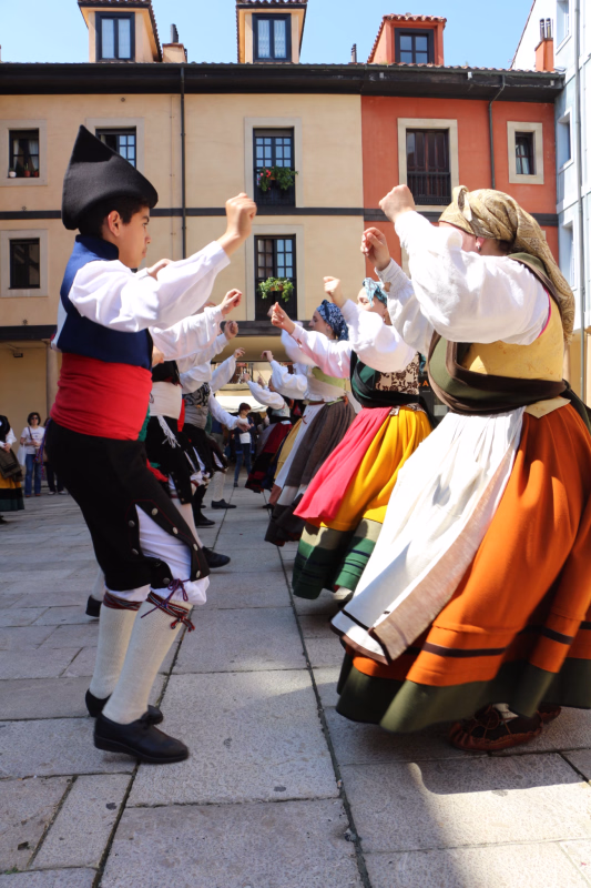 Actuación de Grupo de baile Nocéu en Oviedo