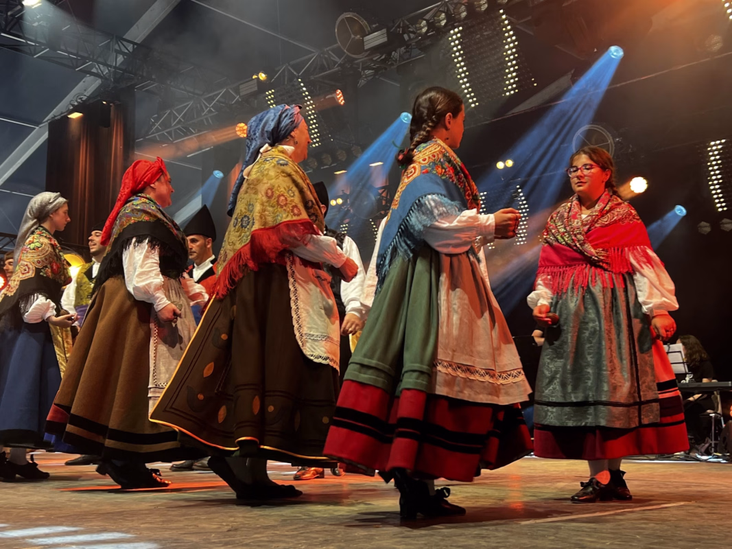 Actuación de Grupo de baille tradicional de Fitoria en Oviedo