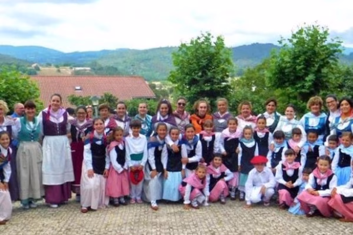 Actuación del grupo de danzas "Iratxo Gorria" en Urduliz