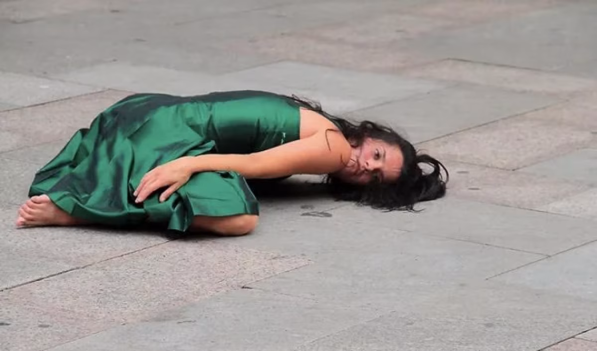 Baila un vestido verde en Deza
