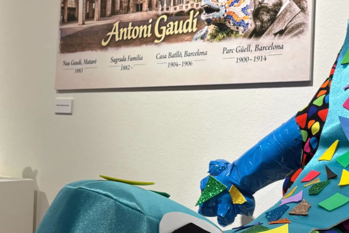 Cartel de Exposición Gaudí i els dracs en Arenys de Mar