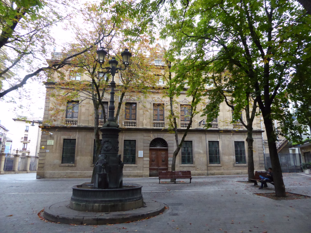 Dantzaris en la plaza de San José en Pamplona