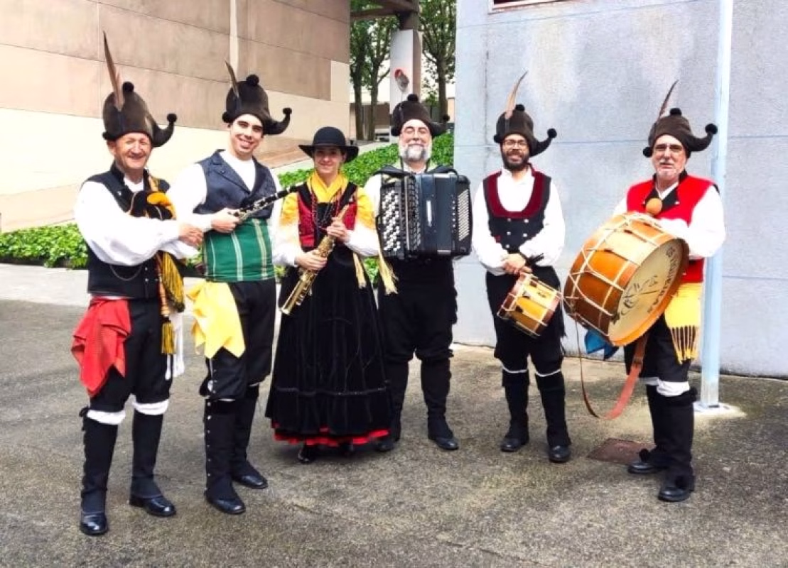 DE FESTA COS VIQUEIRAS - Grupo de gaitas OS VIQUEIRAS DE ORDES en Ordes