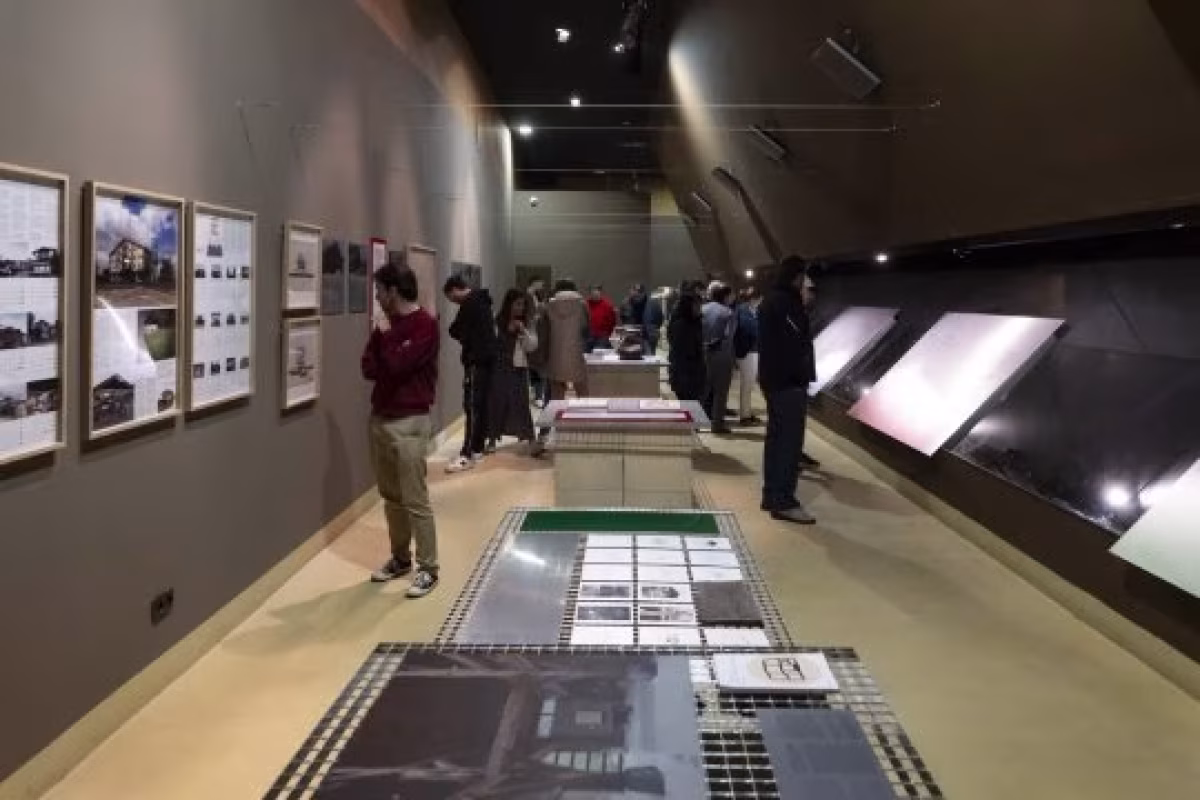 "La exposición "Baserria. Madera, piedra, mito, presente" en Igartubeiti" en Ezkio-Itsaso