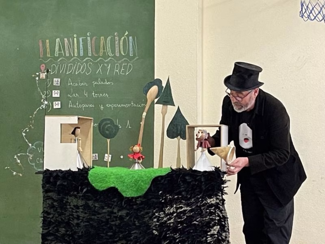 'La historia jamás contada de una niña llamada Caperucita' (KAMANTE TEATRO) en Laguna de Negrillos