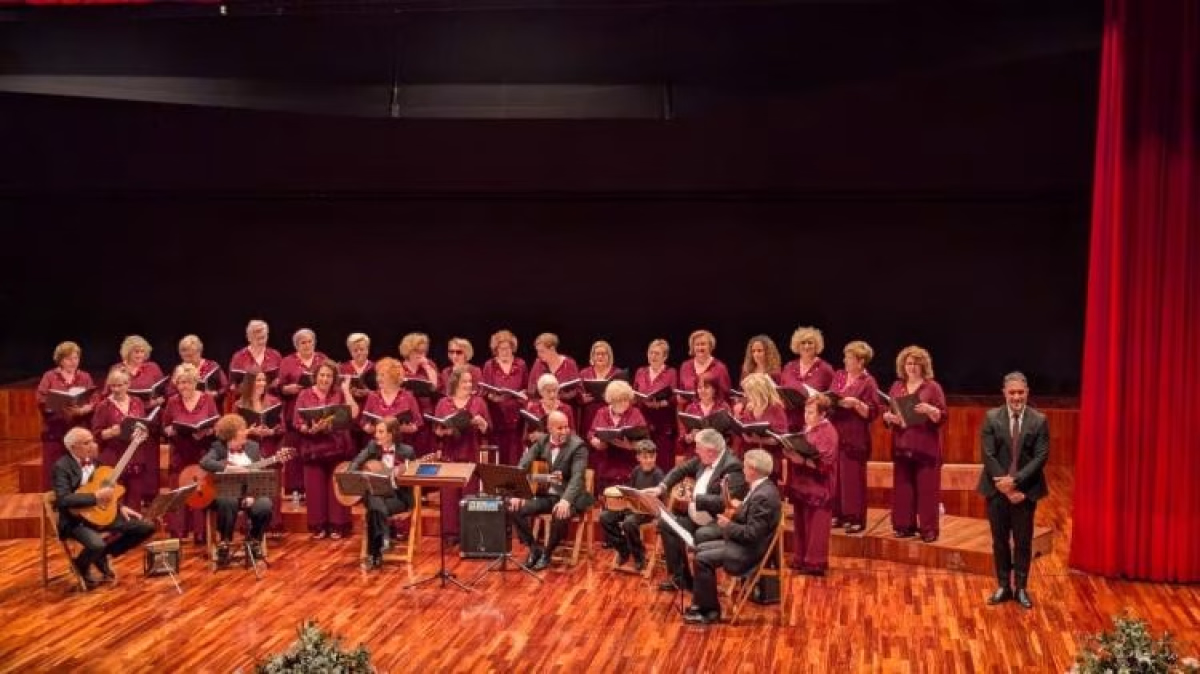 MÚSICA DE HOXE E DE SEMPRE - RONDALLA MULLERES STA. UXIA DE MANDIÁ en Pontedeume