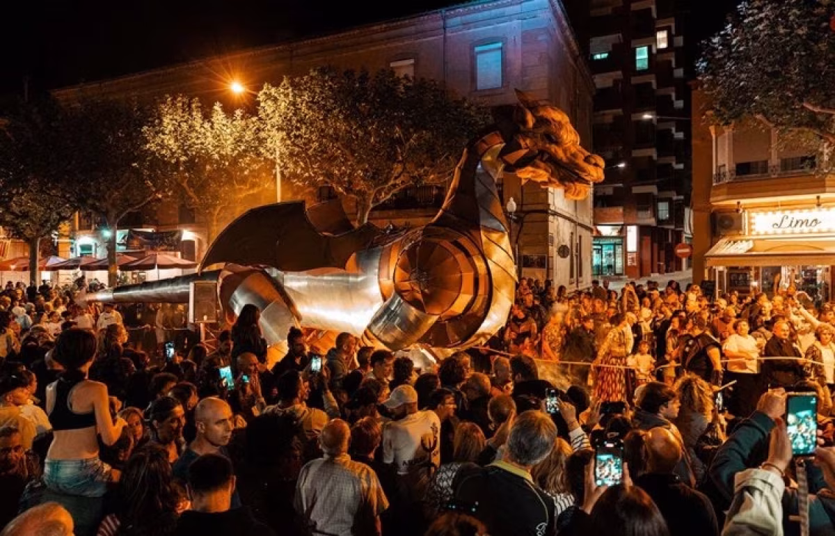 Pasacalles «Quimera» en Mérida