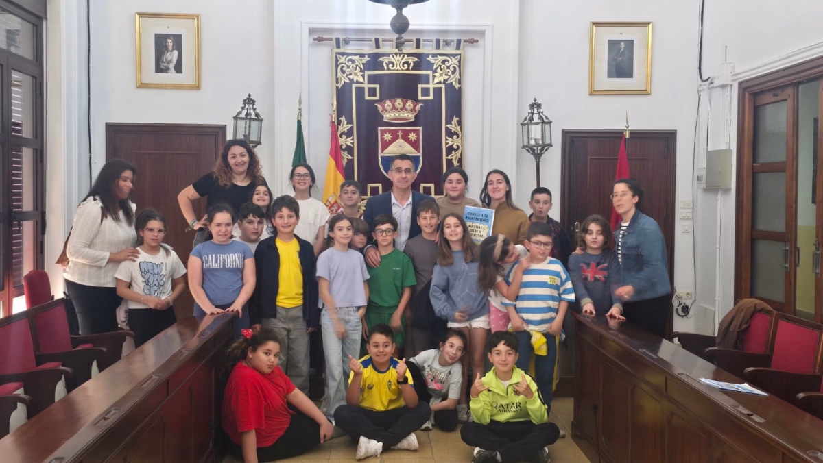 Visita del CEIP Juan XXIII al Ayuntamiento dentro del programa ‘Conoce tu Ayuntamiento’ en Barbate