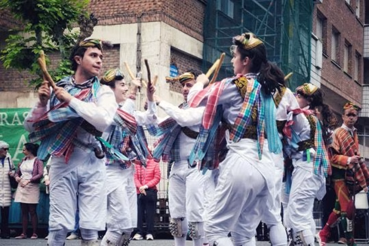Alarde de danzas en Deustuibarra - Dantza Plazetan 2026 en Bilbao