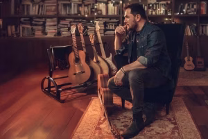 Ismael Serrano: Gira Acústiva, guitarra y voz en Rivas
